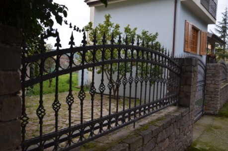 kovaný plot s bránou